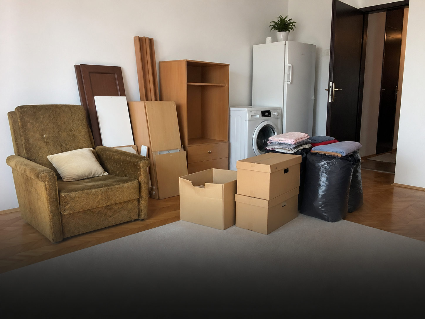 Stan sa starim nameštajem, belom tehnikom i garderobom